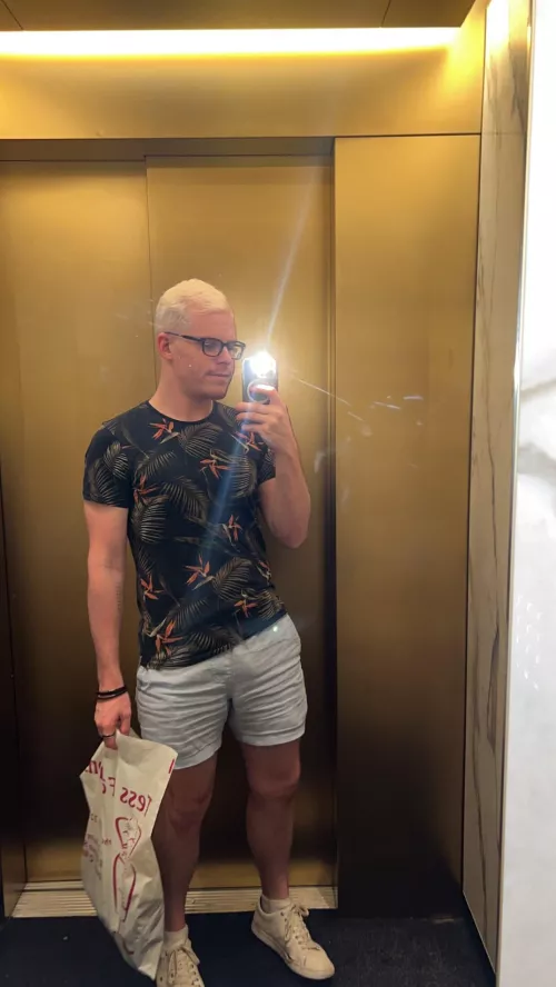 Elevator lighting > all other lighting💡