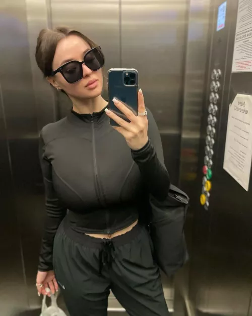 Elevator Selfie l