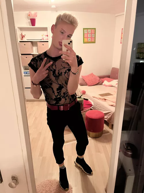 Feeling confident with my outfit <3