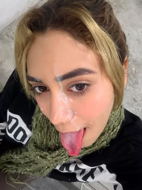 I always make sure to catch the cum with my tongue as it drips off my face 🥵