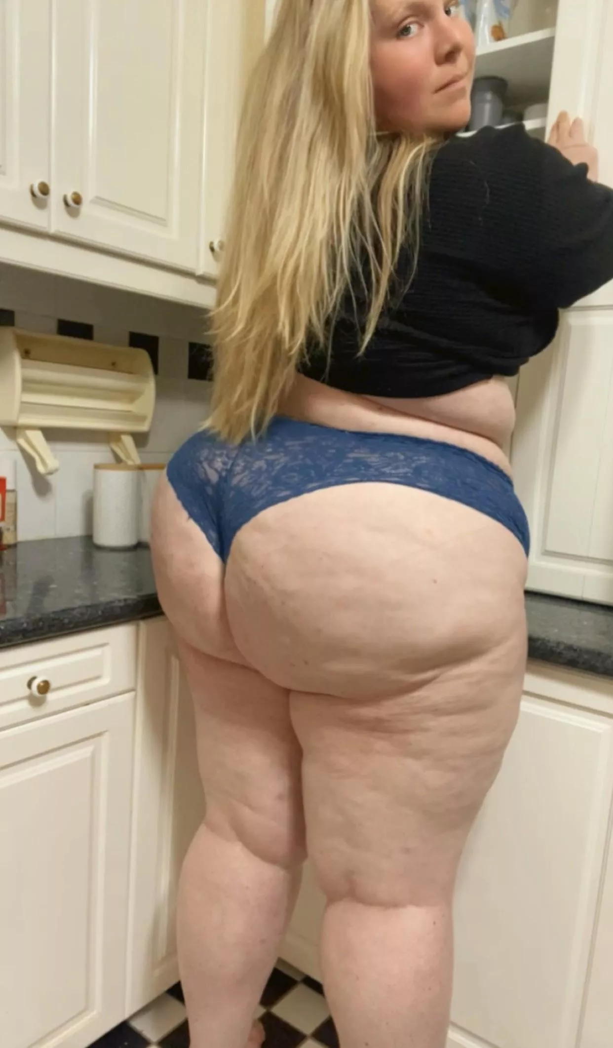 Lucky I’m a giant who can reach her own snacks 🍫