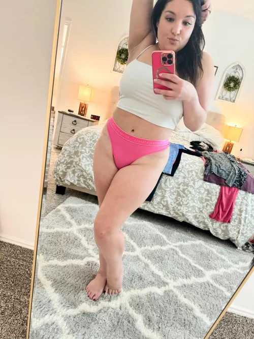 This milf is taking a break from the laundry to show off to you