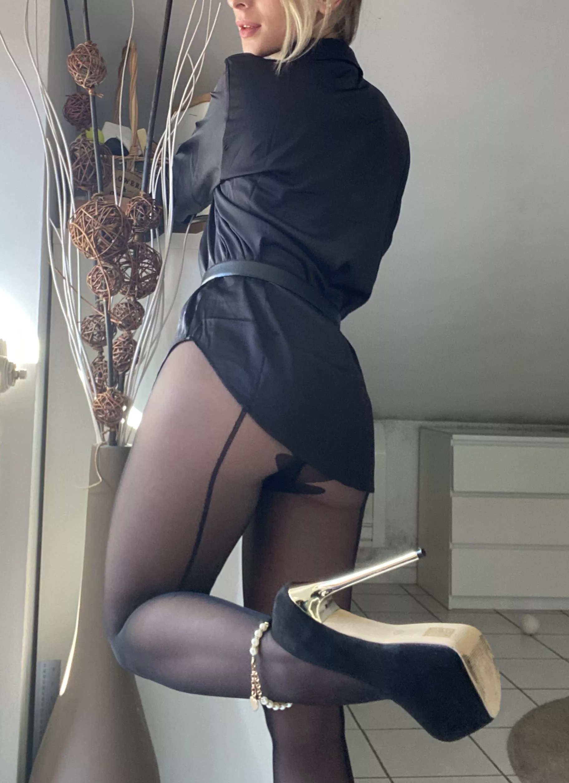 Very nice and tights pantyhose…. Monday mood