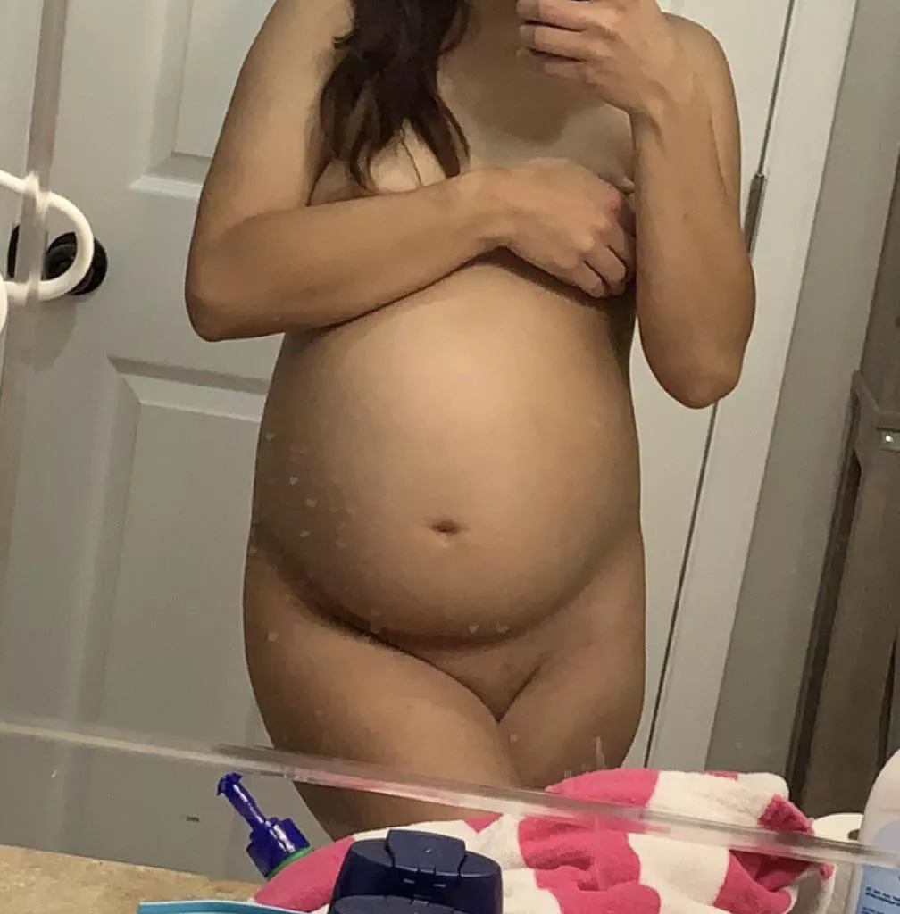 25 years old and 29 weeks pregnant. Who’s tryna help this momma out ? 😘