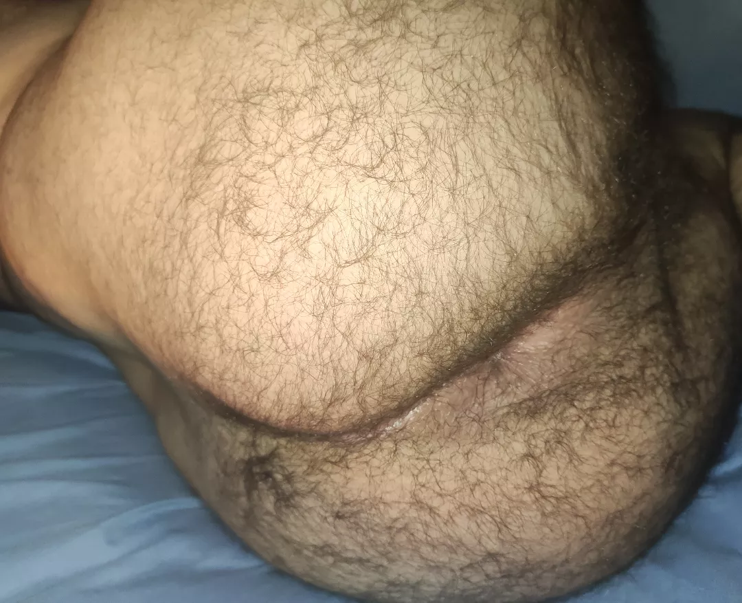 Are beefy guys into hairy ass?