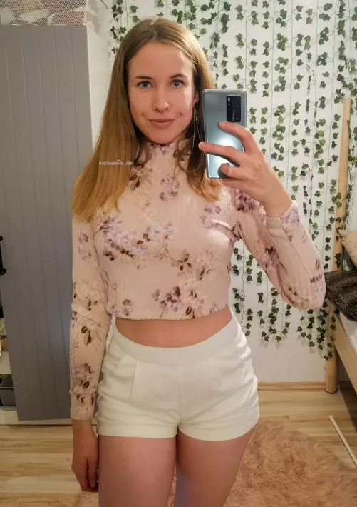 Feeling cute in my outfit 🥰 [F]