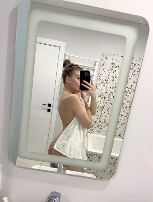 I just took a shower and now I’m ready to take your sperm in bed.