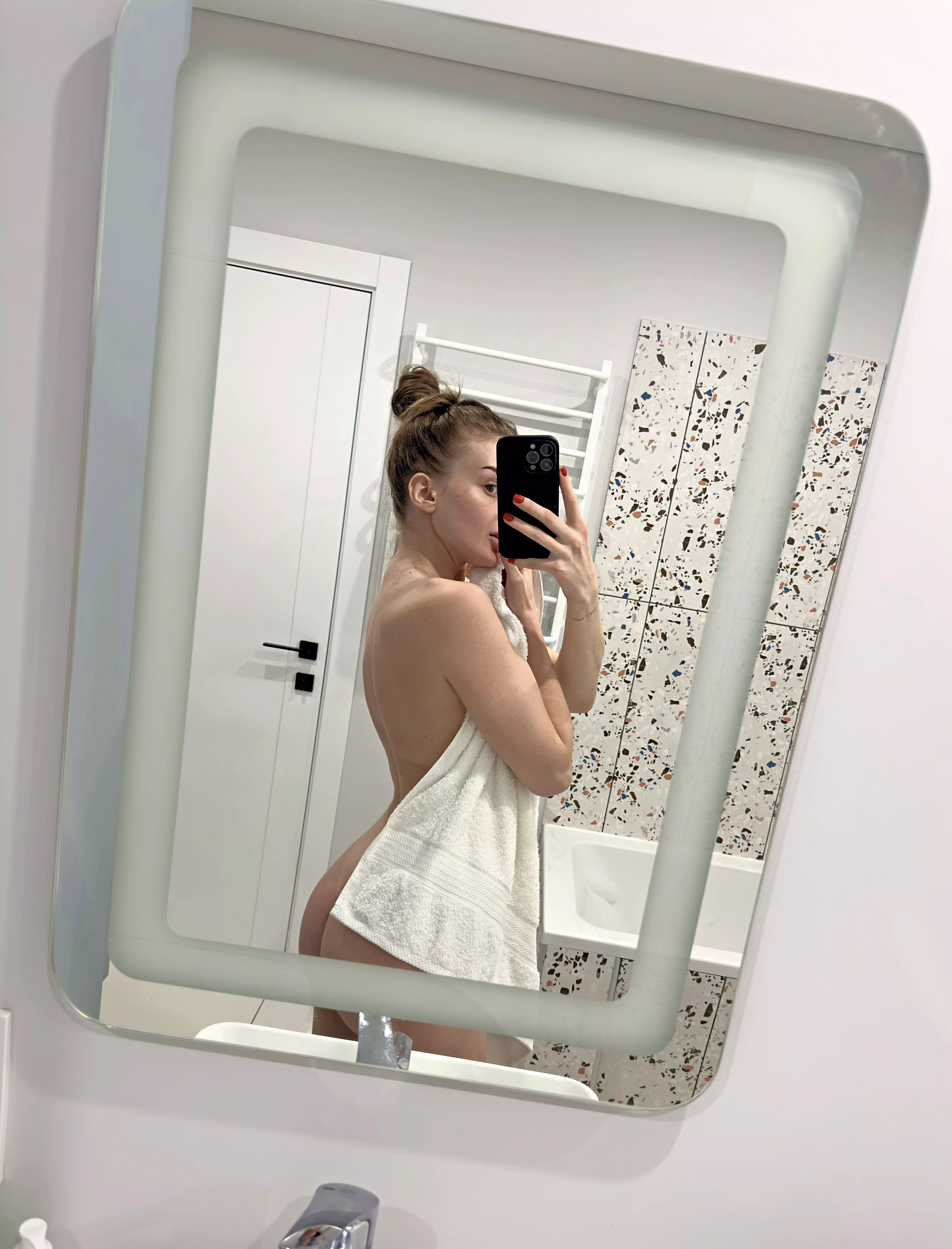 I just took a shower and now I’m ready to take your sperm in bed.