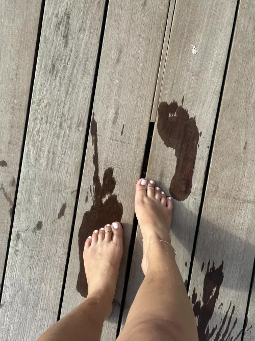 If I left my wet footprints all over the pool deck… would you wonder who left them? 💦