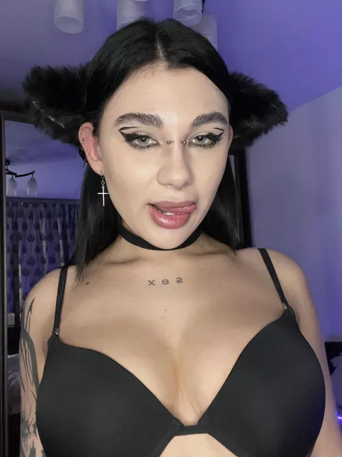 Kitty's tongue is very naughty, try it!