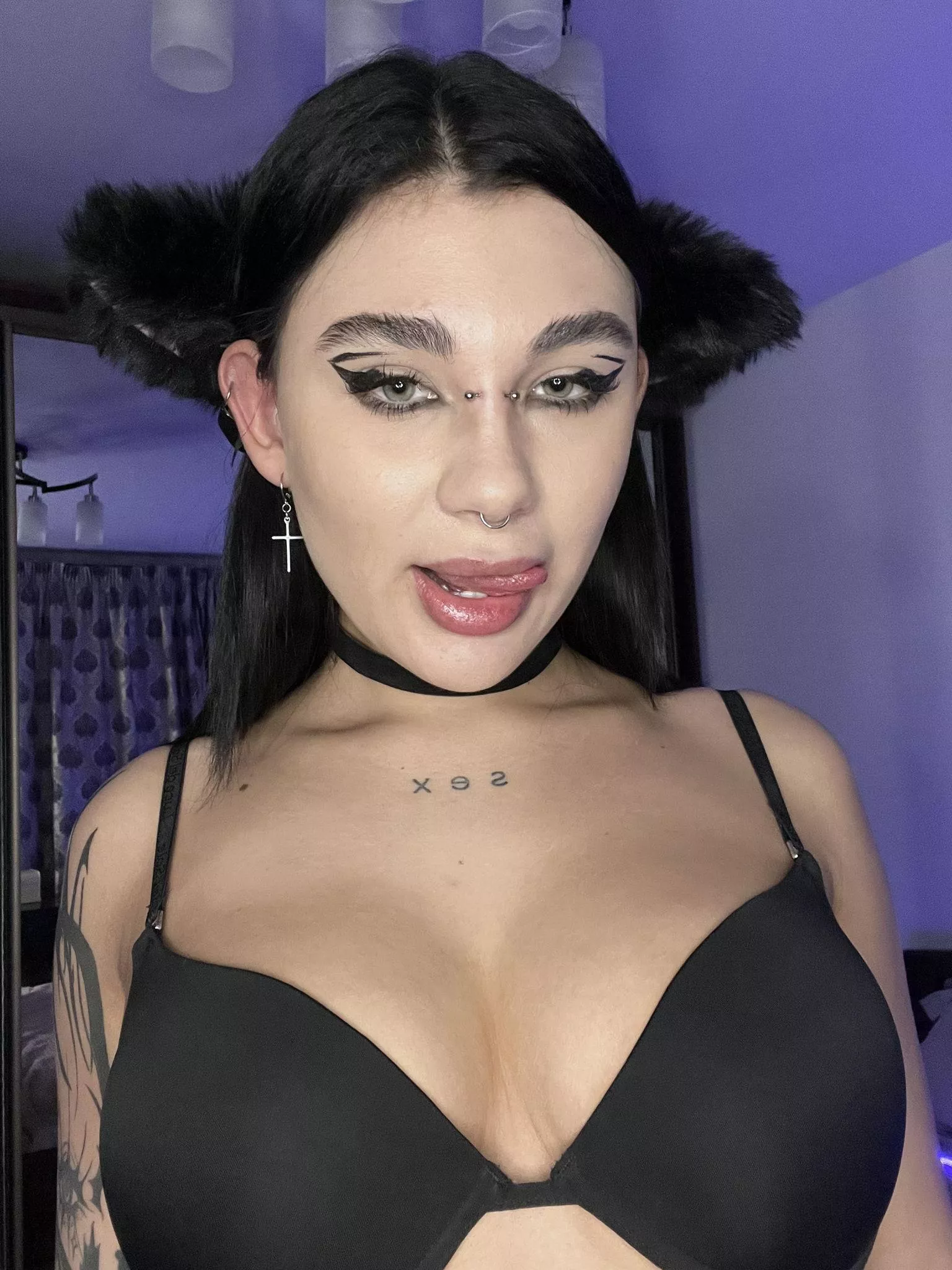 Kitty's tongue is very naughty, try it!