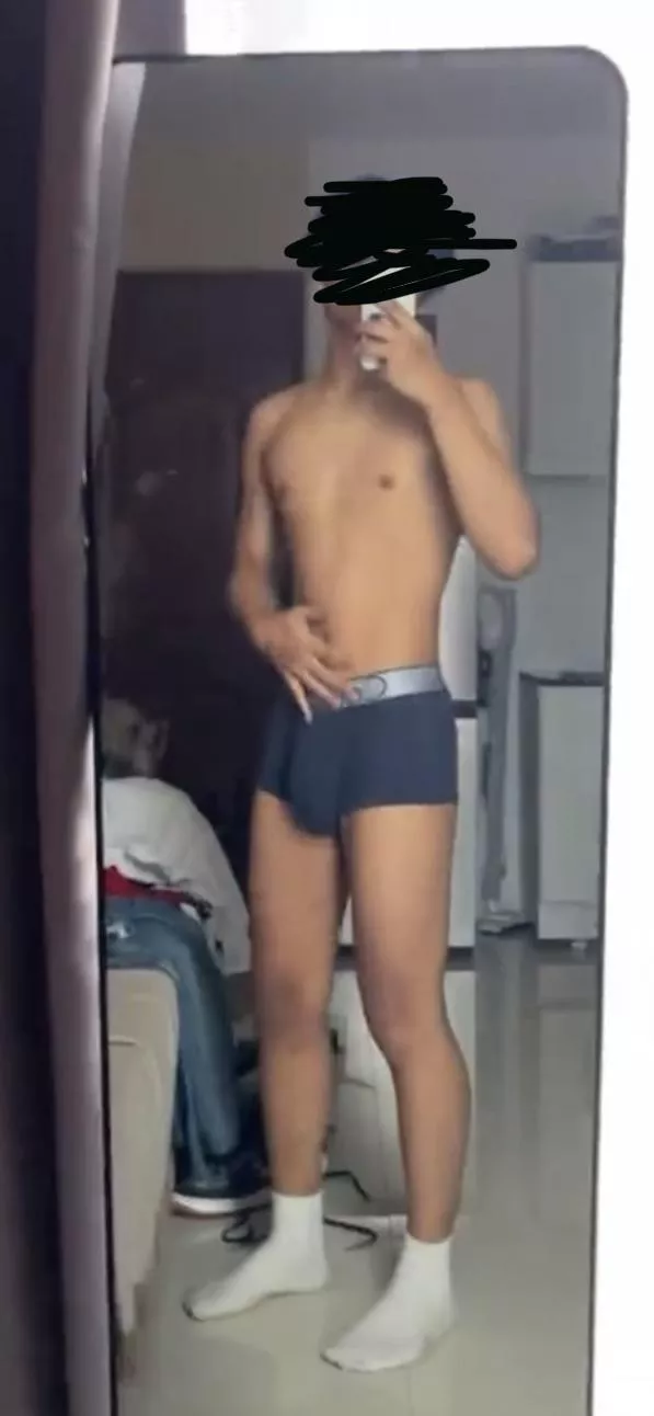 my 18 year old small korean bulge 😭