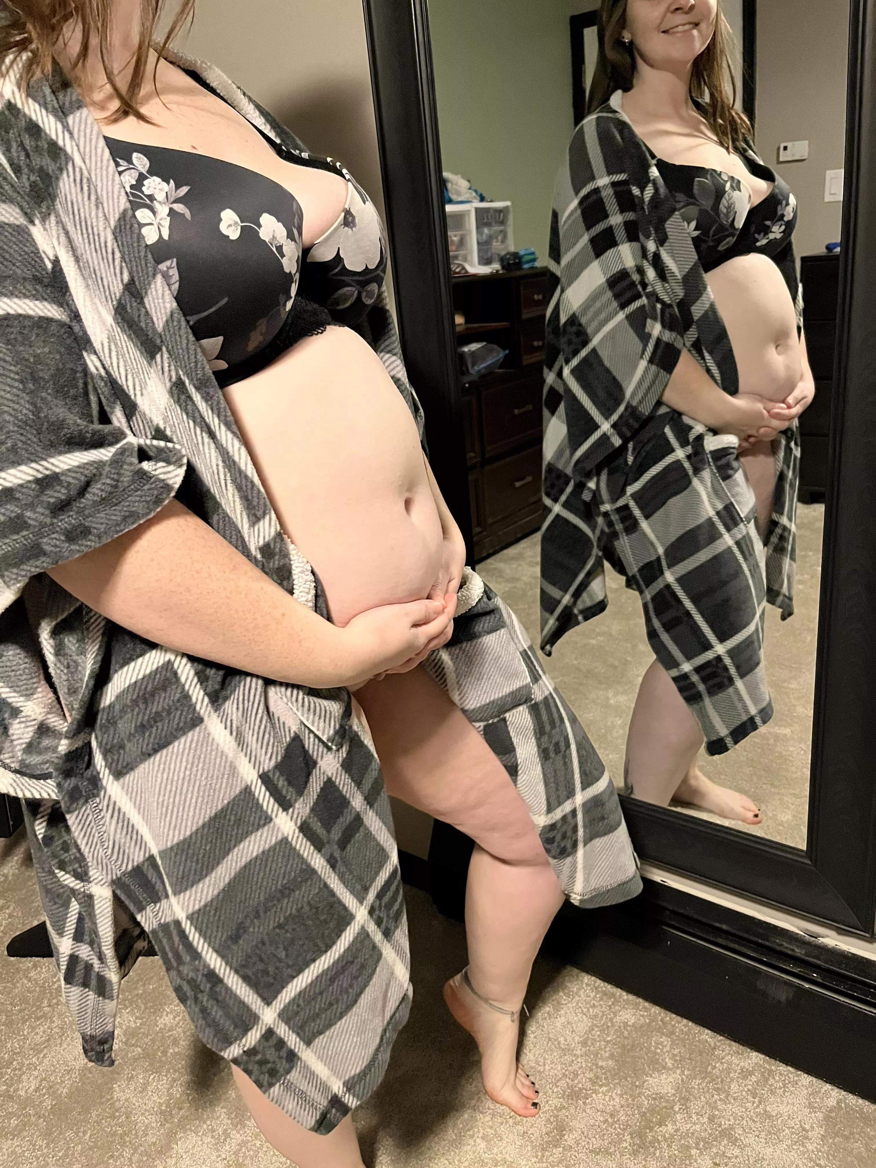 Pregnant with twins! Bump✅ titties ✅😜