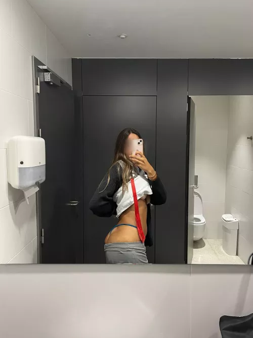 Underboob at work ✌🏻