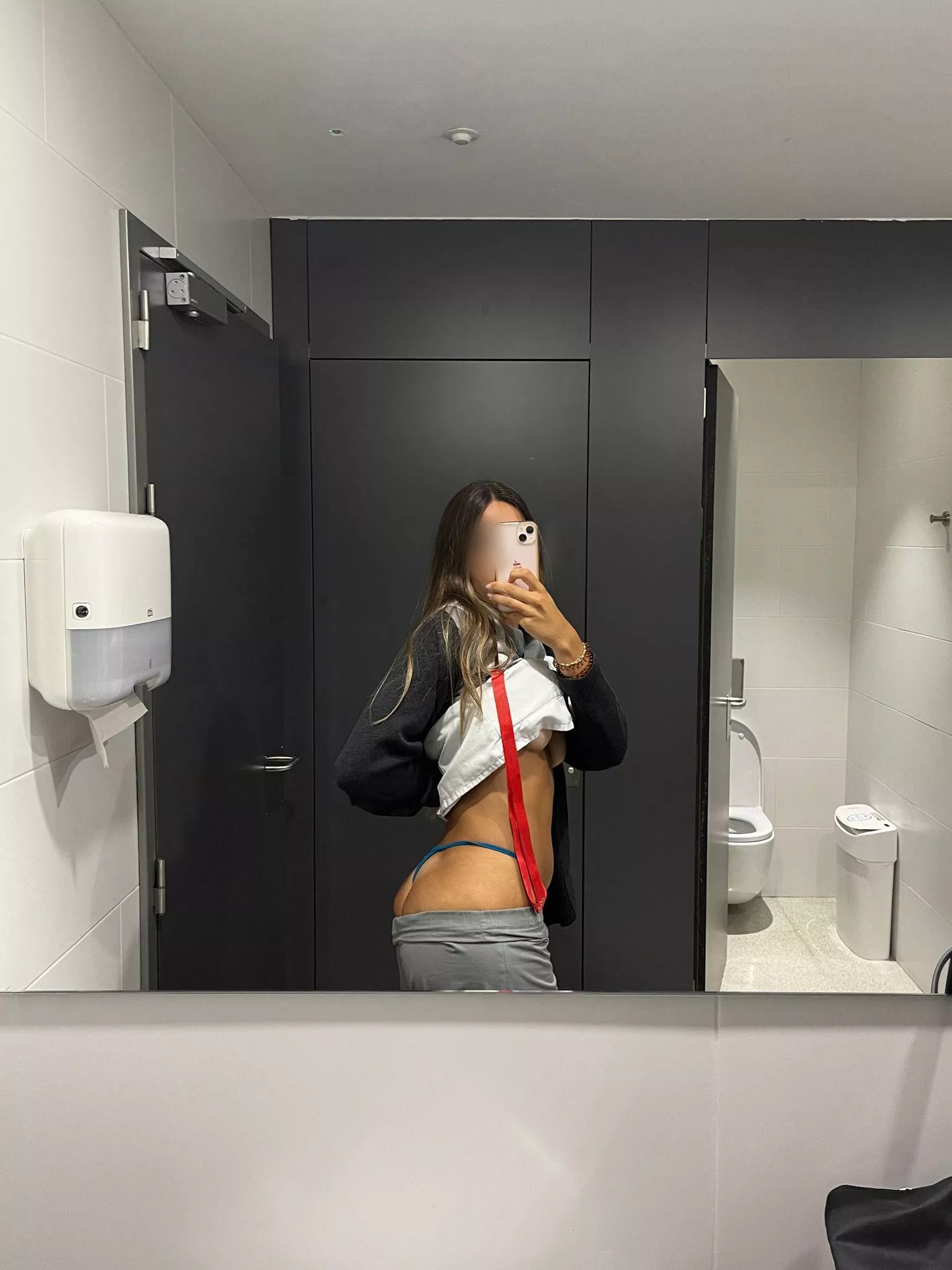 Underboob at work ✌🏻