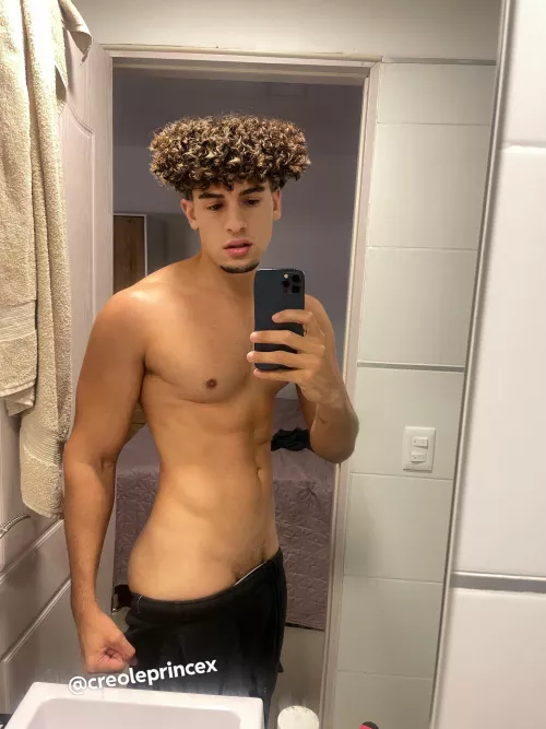 You see me walking into the bathroom whilst you in the shower and I take a selfie like this. What you doing?