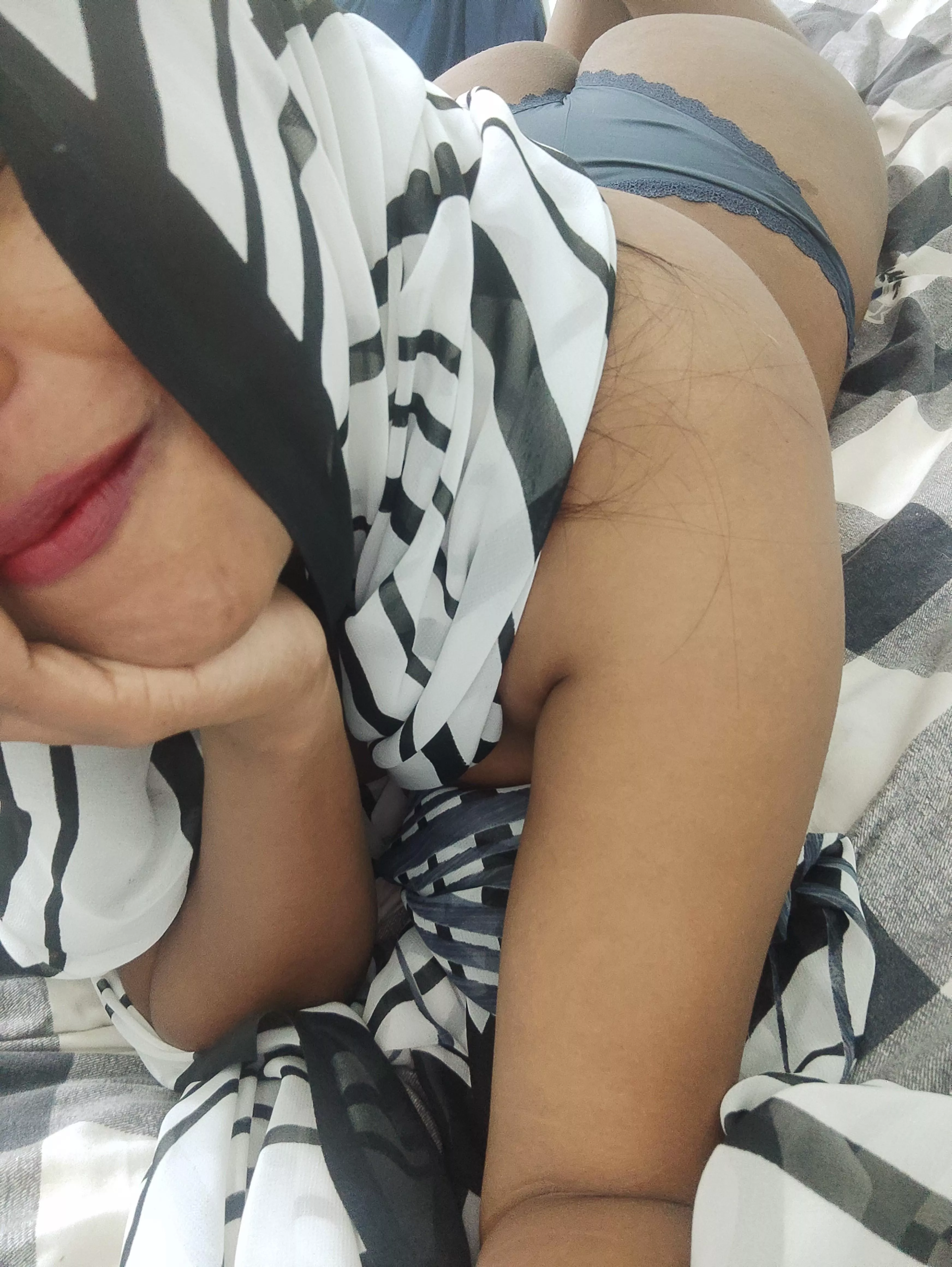 You're not supposed to cover your ass in a saree right? [F]