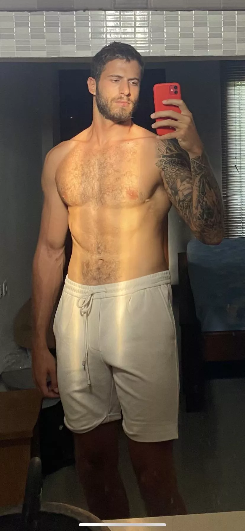 6’6, 230 lbs, dominant, single, straight.