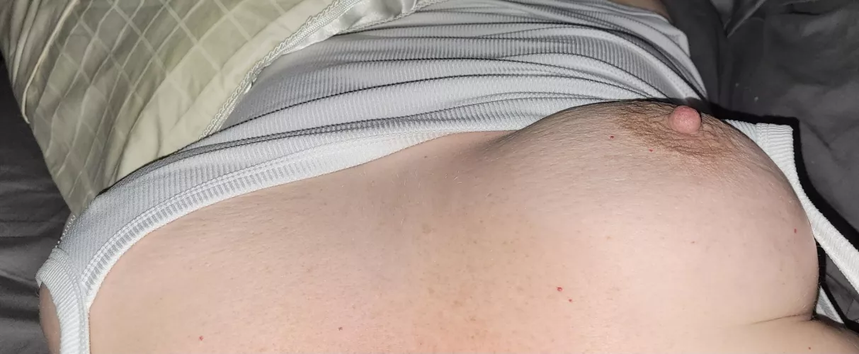 Always popping out in bed😏