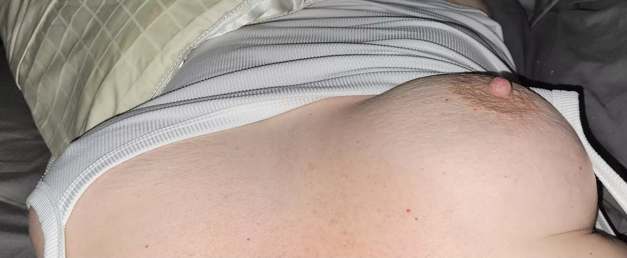 Always popping out in bed😏