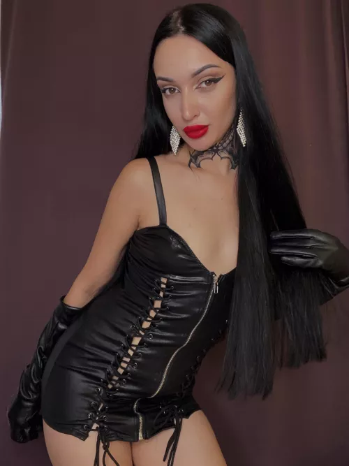 Are leather gloves and dress the perfect combination? ❤️‍🔥