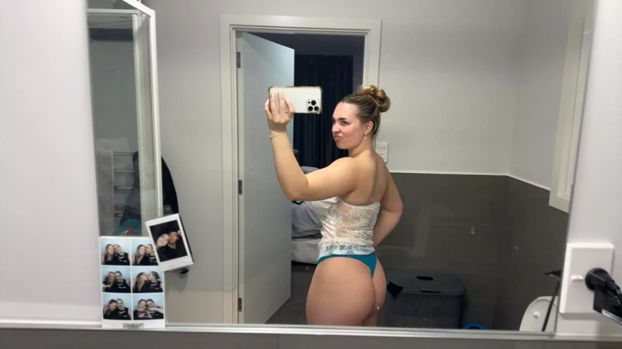 booty in the mirror