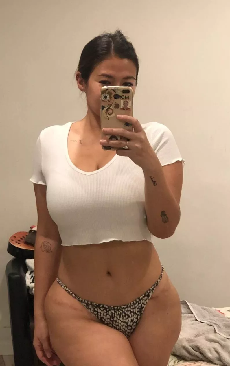 Embracing my inner confidence with this jaw-dropping crop top!