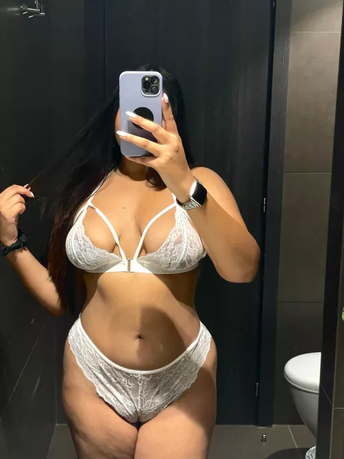 Meet me in the bathroom to fuck real quick 🤭