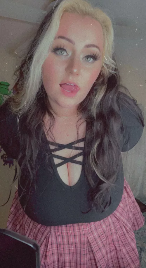 No bra hanging life 🥰