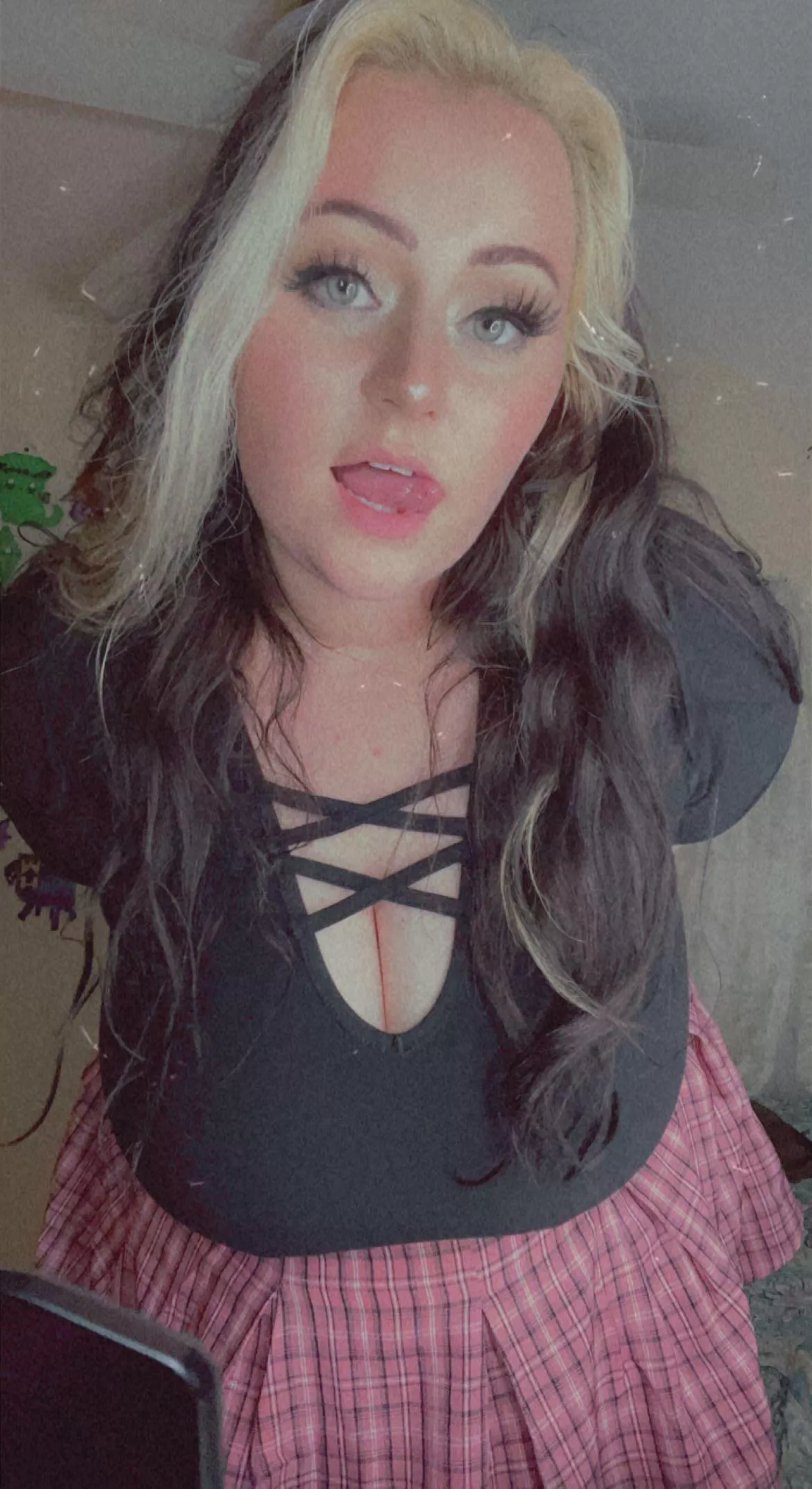 No bra hanging life 🥰