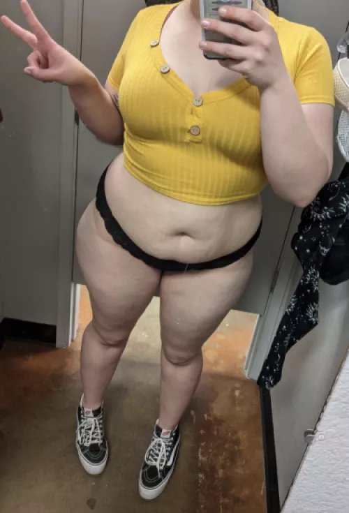pawg trying on crop top