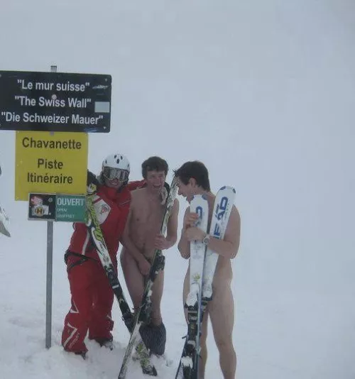 Skiing bros
