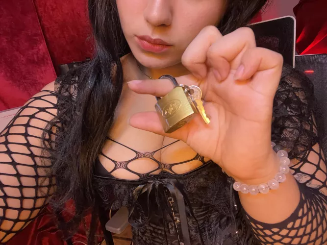 What's your favorite type of cage? i'm in love with pink cages so much..