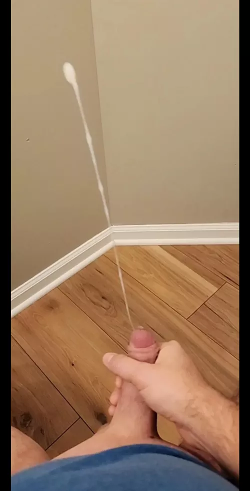 Who likes a thick powerful stream of cum?