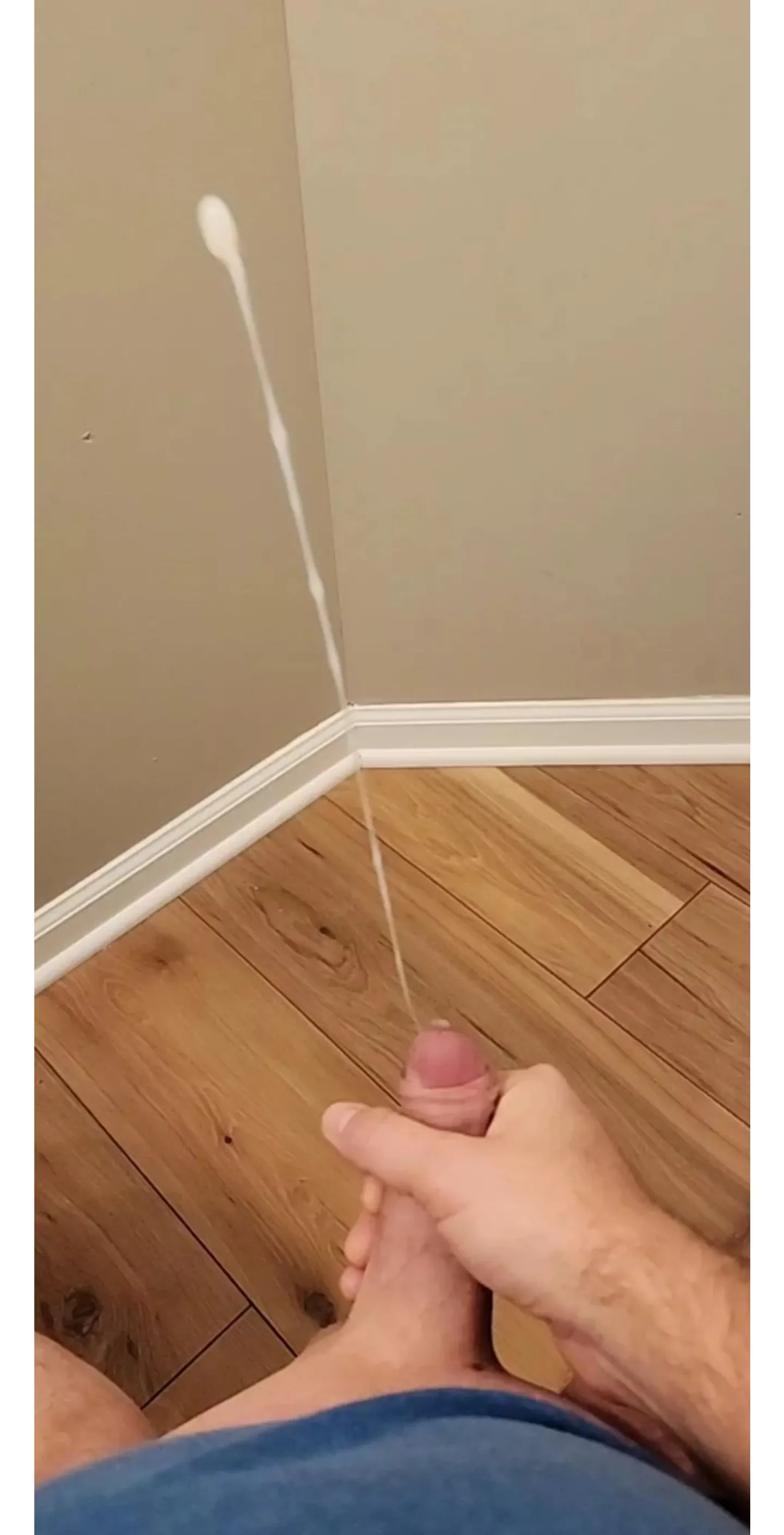 Who likes a thick powerful stream of cum?