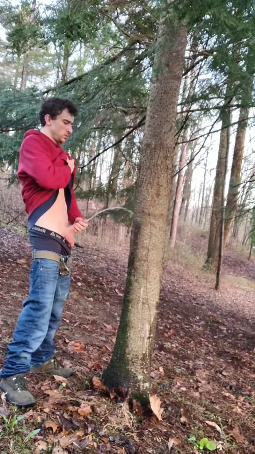 whose kink is watching other males piss?