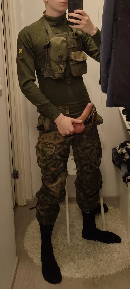 Would you get on your knees for this army twink?😈🍆