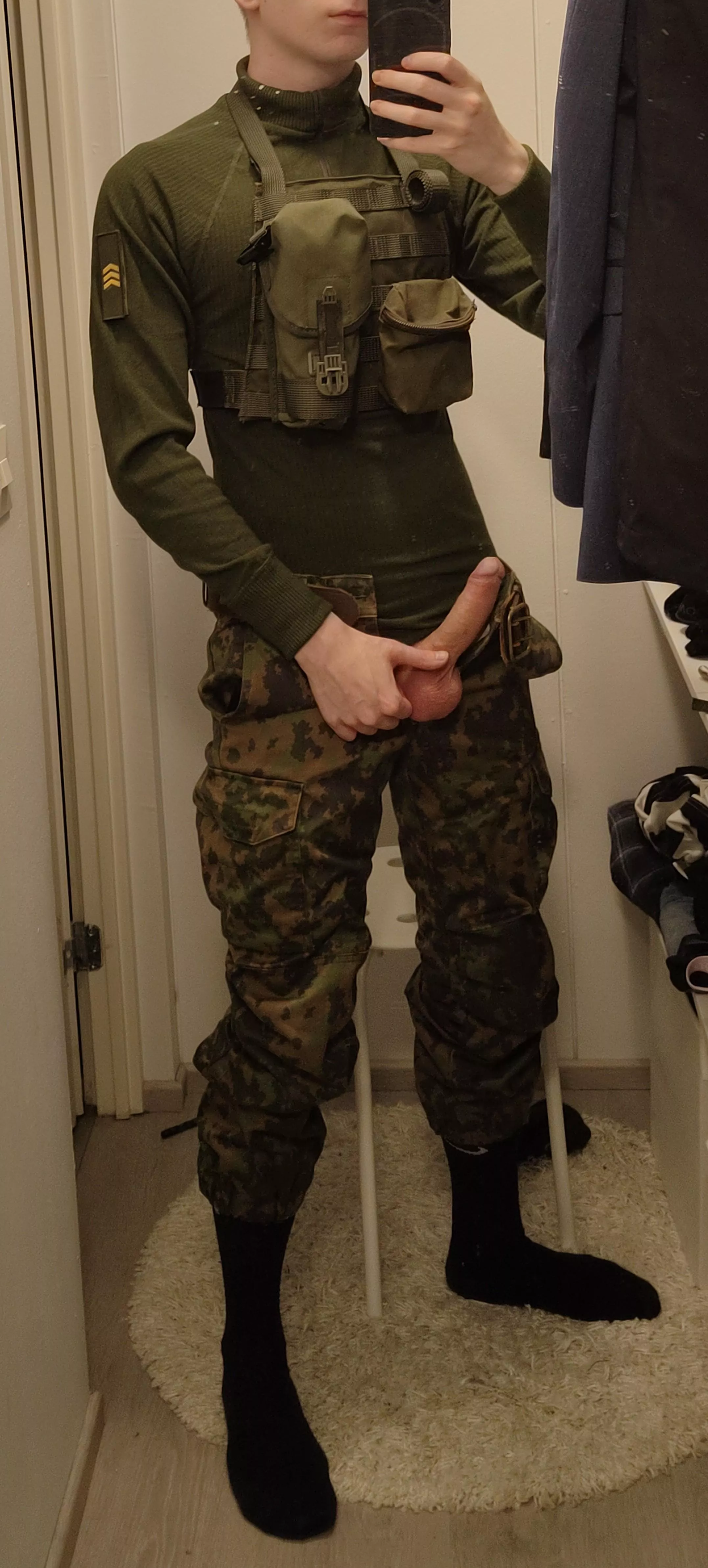 Would you get on your knees for this army twink?😈🍆