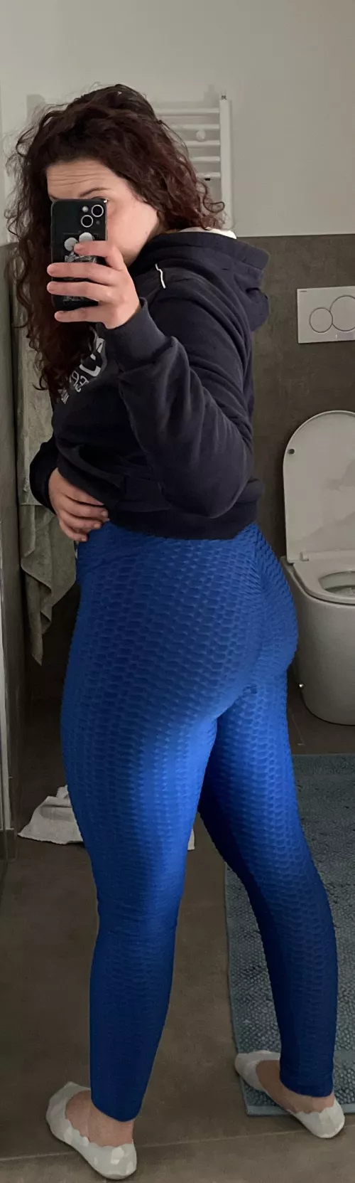 I live blue leggins and u?