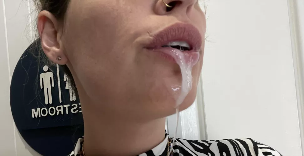 i love having my holes used in public 💦