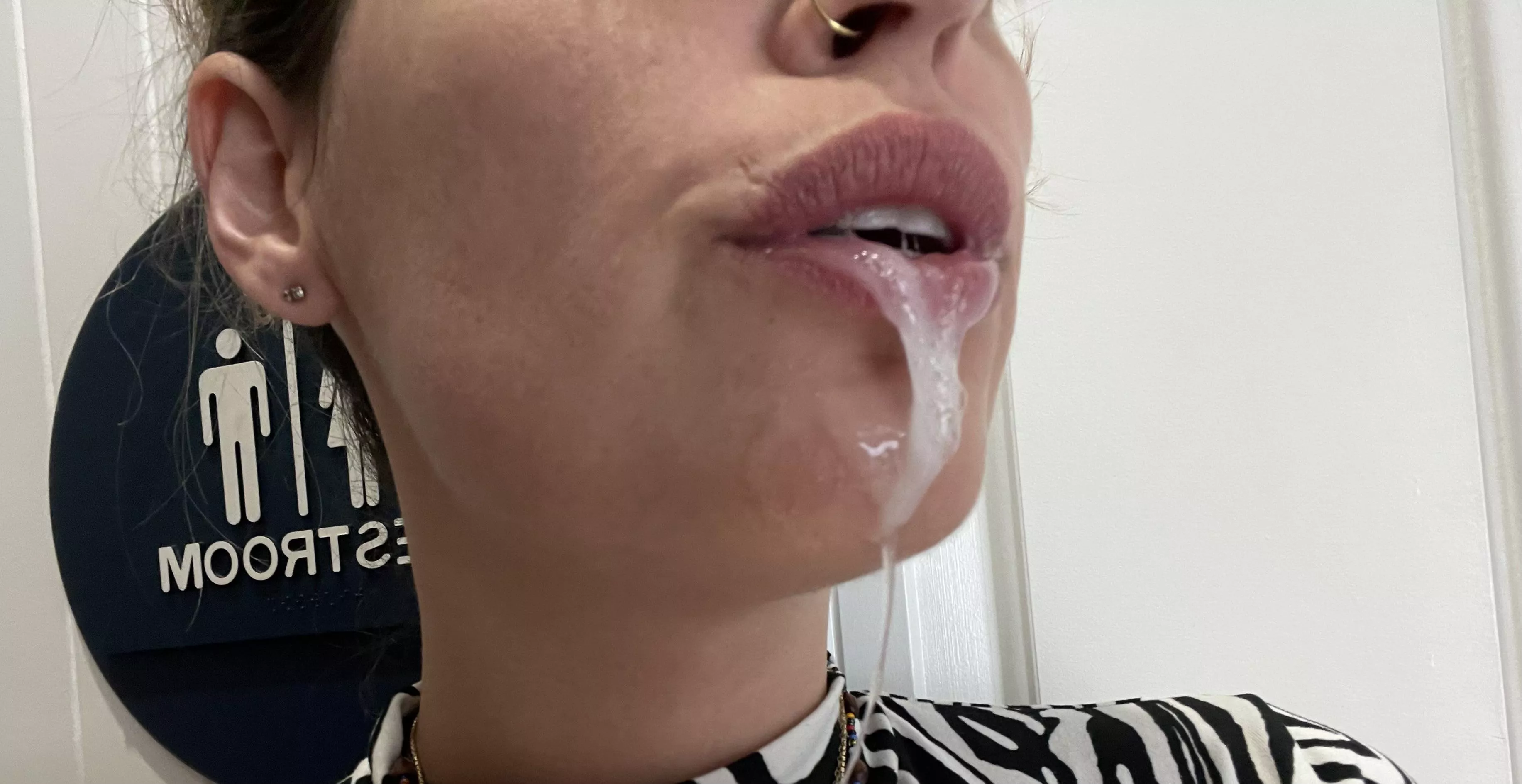 i love having my holes used in public 💦