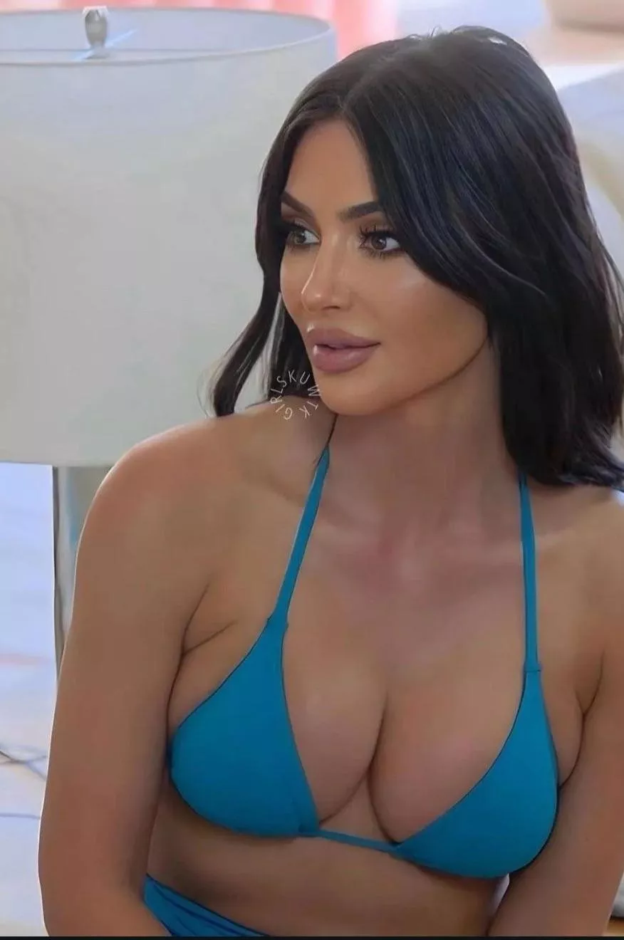 Kim Kardashian 💙