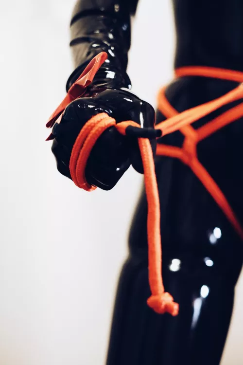 Tying knots on latex