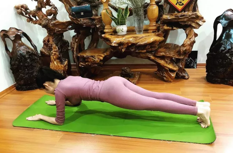 went to my classmate's girlfriend's house to study together but I saw her yoga friend being too attractive, what to do ?