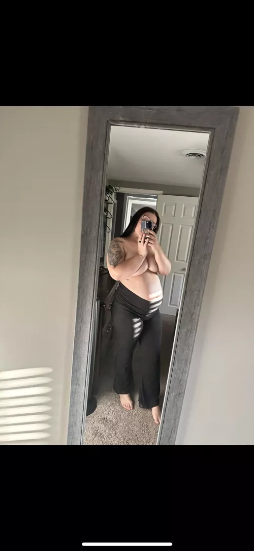 33 weeks pregnant. Wanna see more? Dm me