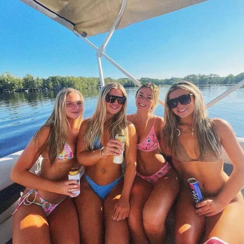 [4] Boating Blondes