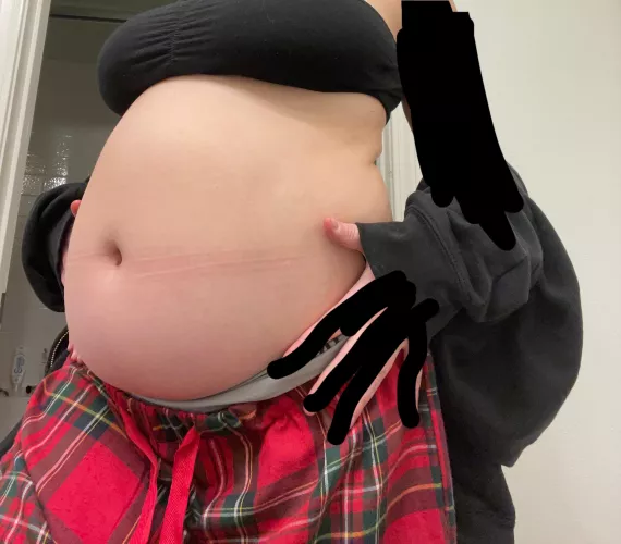 Fuckkk I love how my belly is popping out rn 😳