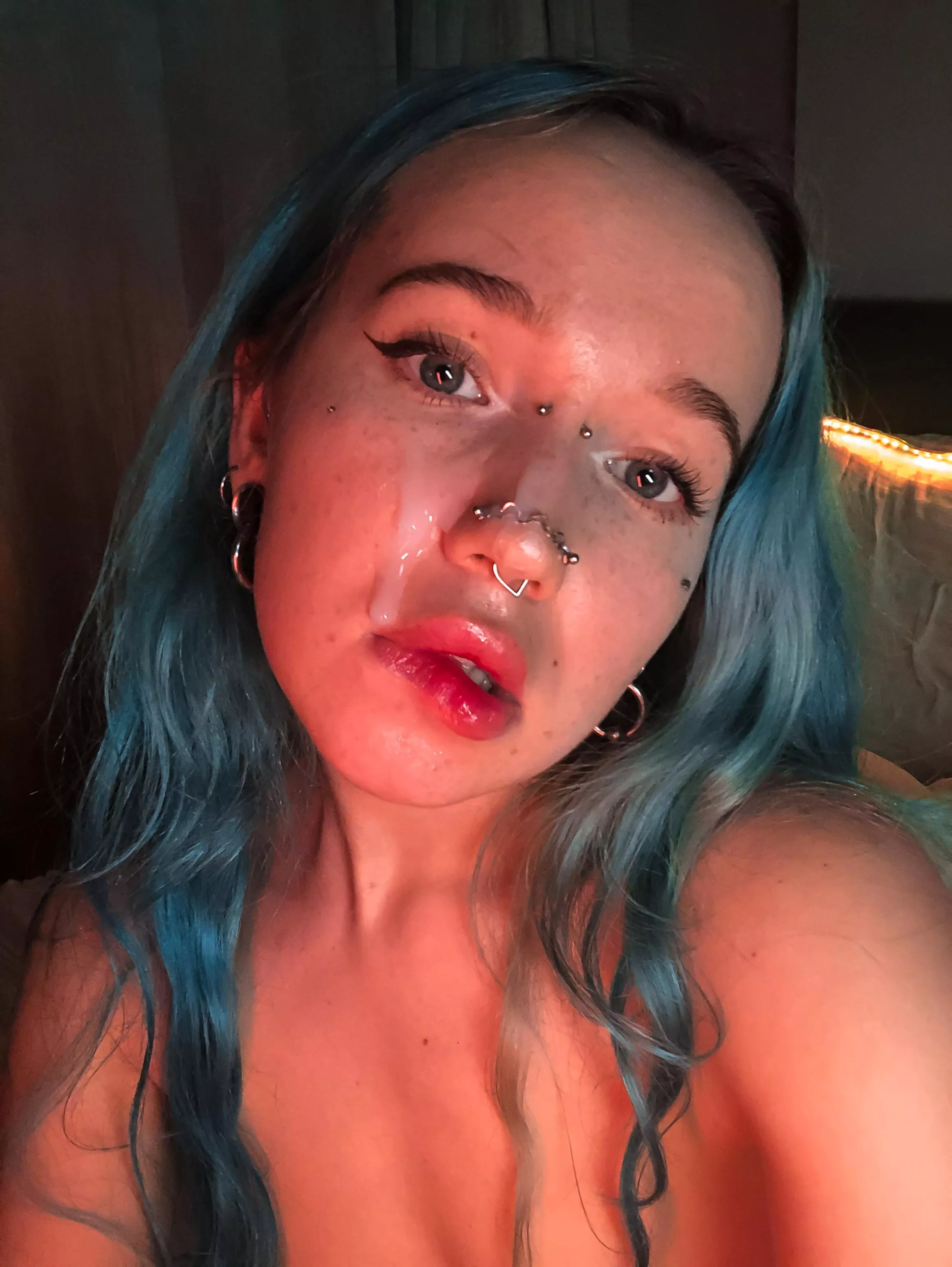 I'm a bitch who likes to suck and cum.