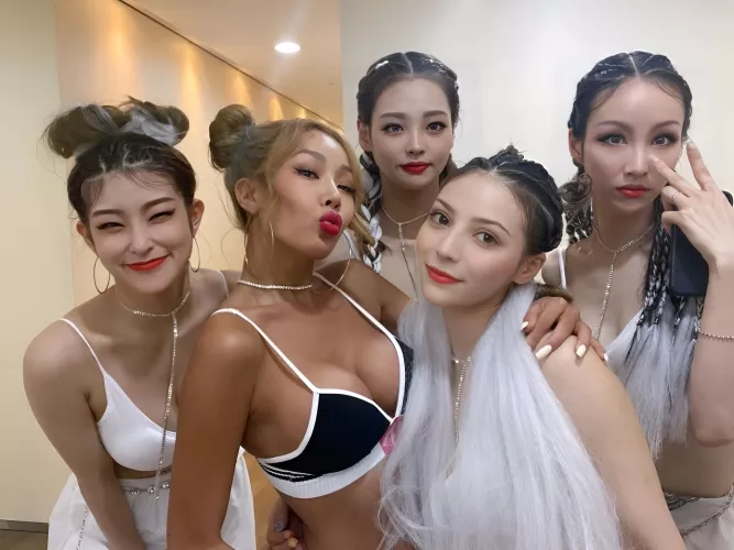 Jessi and background dancers