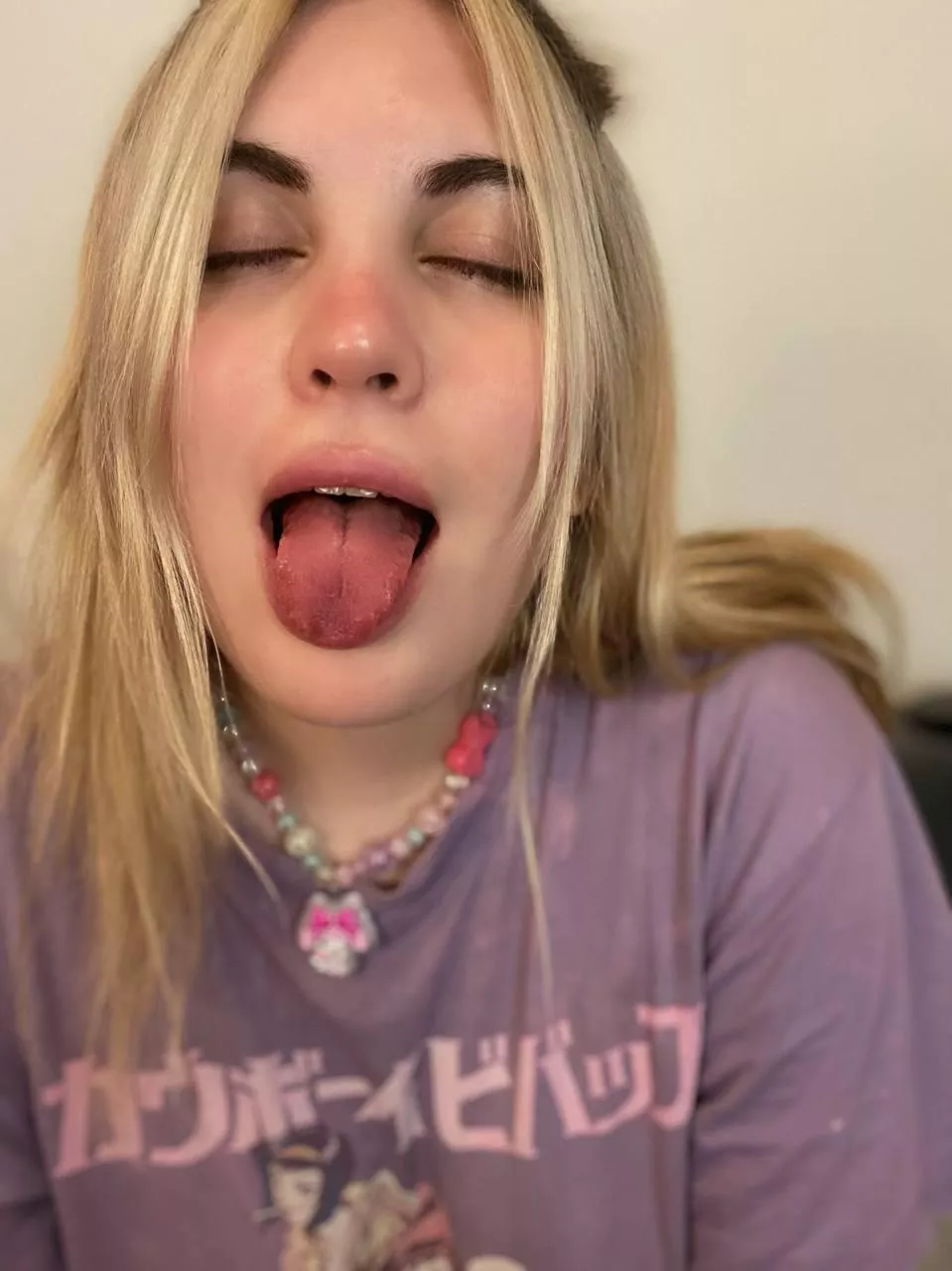 needs cover up that face